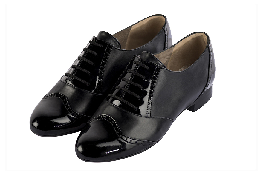Gloss black women's fashion lace-up shoes. Round toe. Flat leather soles. Front view - Florence KOOIJMAN